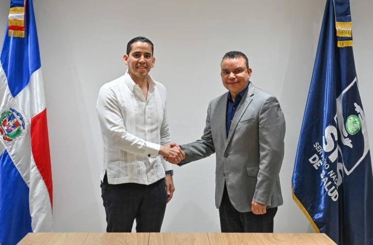 Doctor Edward Guzmán, director de SeNaSa y doctor Julio Landrón, director SNS