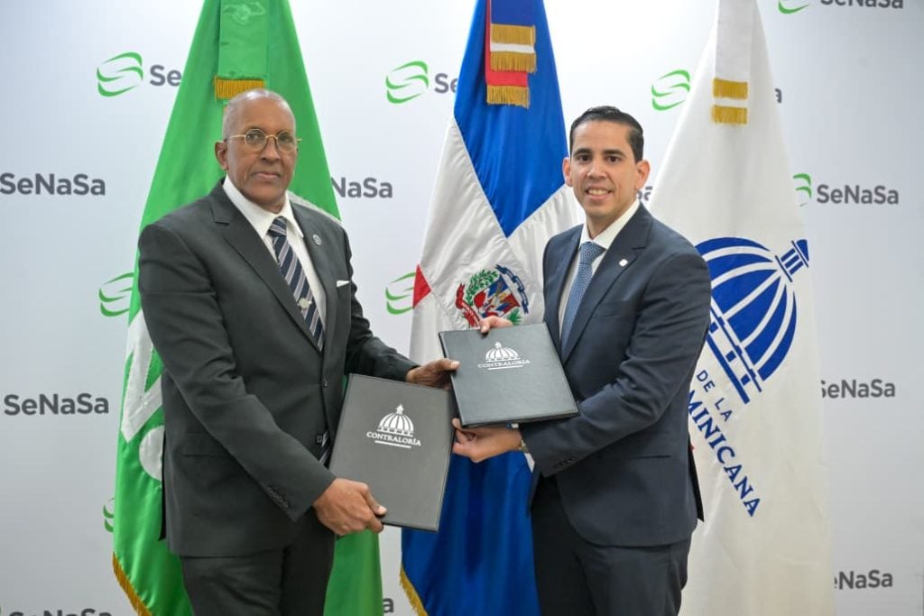 Félix Santana García, contralor general de la República y el doctor Edward Guzmán, director ejecutivo SeNaSa