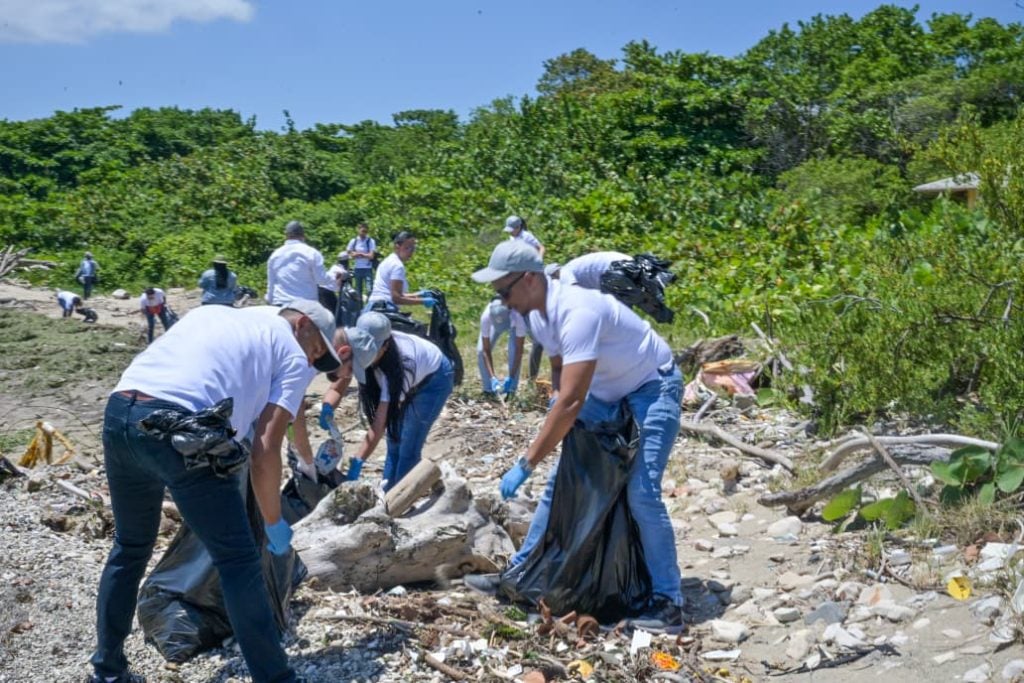 Colaboradores de SeNaSa limpiando las playas
