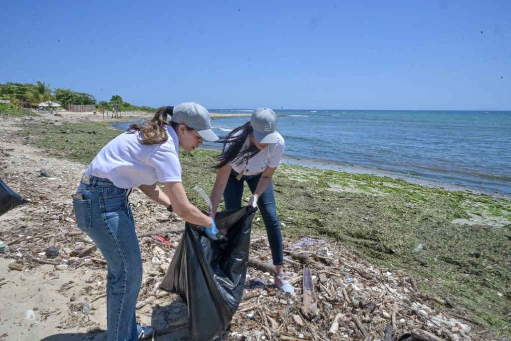 Colaboradoras de SeNaSa limpiando las playas