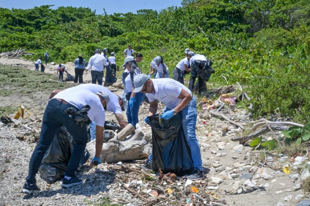 Colaboradores de SeNaSa limpiando las playas