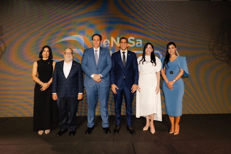 Yokasta Santana, Jefrey Lizardo, Dr. Víctor Atallah, Dr. Edward Guzmán y Julissa Senior
